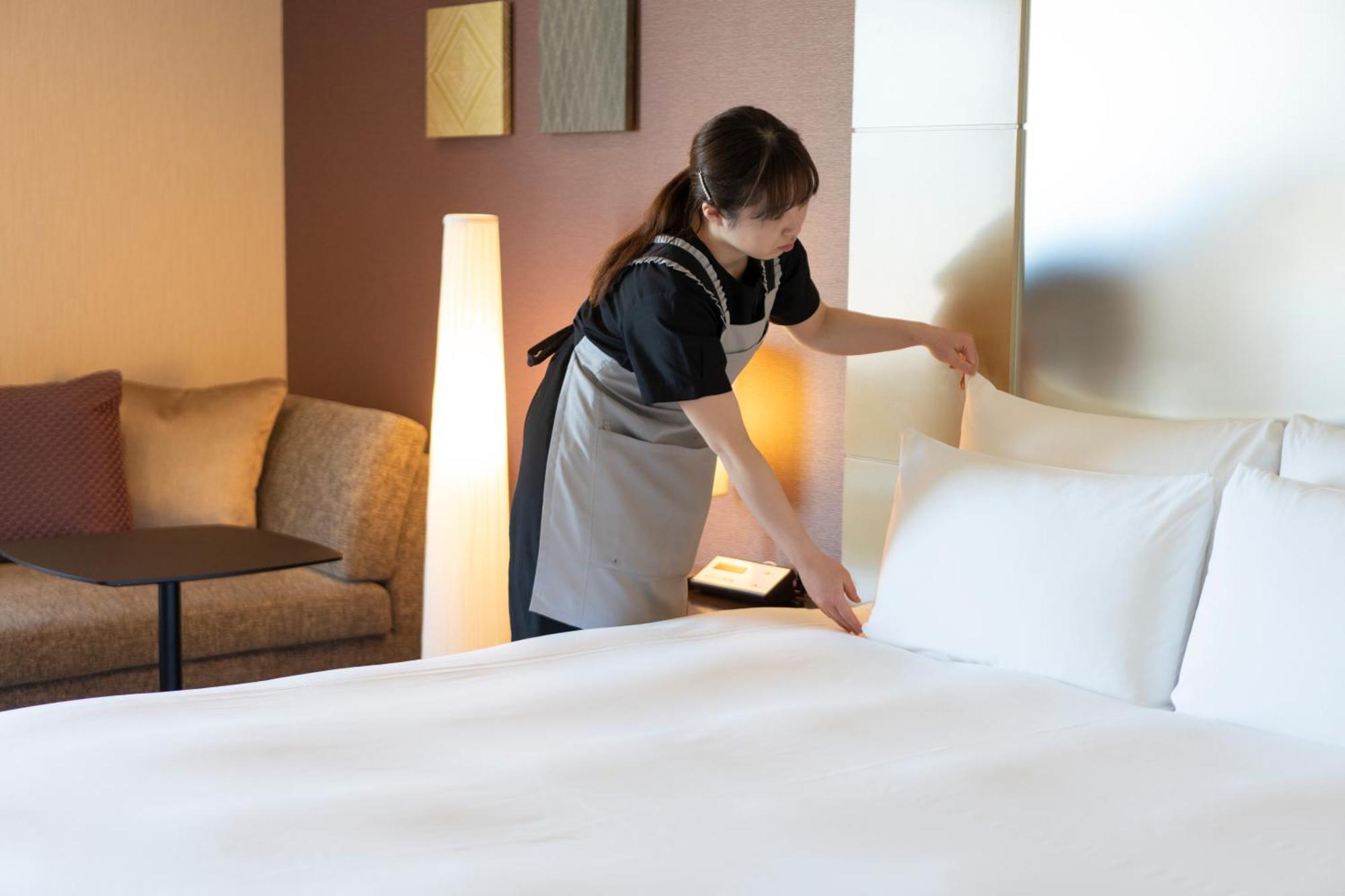 Hotel Associa Toyohashi Exterior foto A chambermaid making a bed