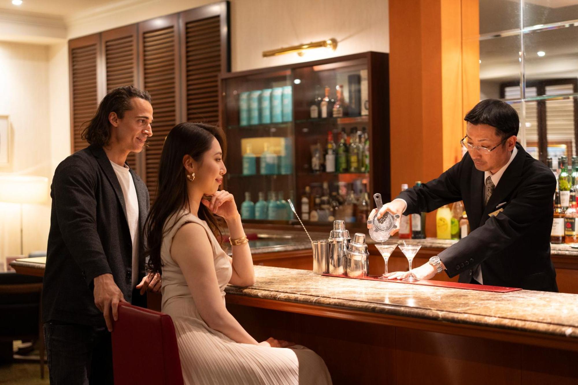 Hotel Associa Toyohashi Exterior foto A bartender at work