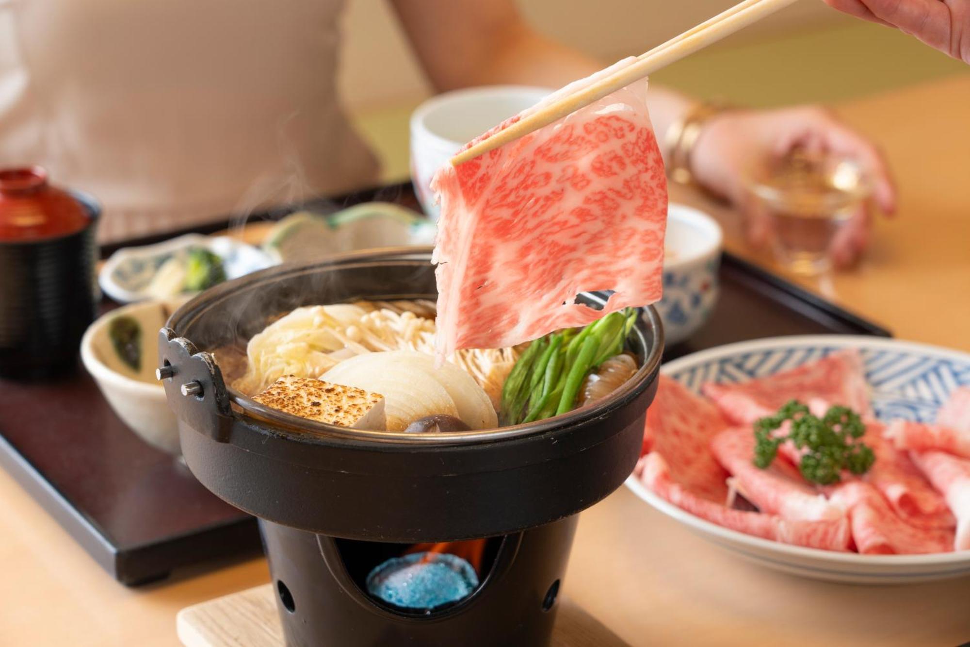 Hotel Associa Toyohashi Exterior foto A piece of Kobe beef being cooked in a pot