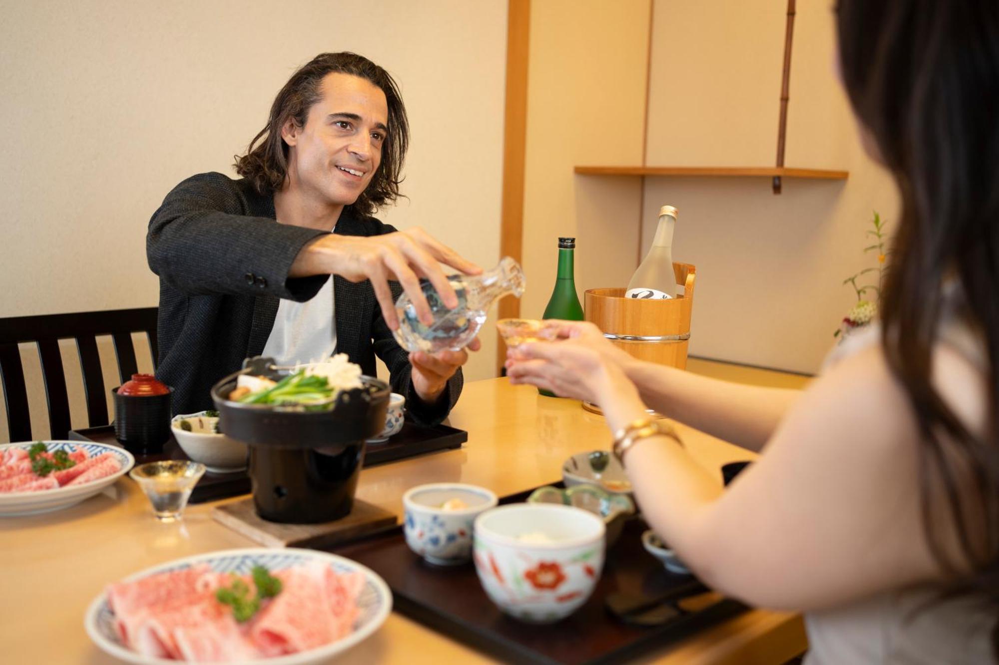 Hotel Associa Toyohashi Exterior foto A man serving sake