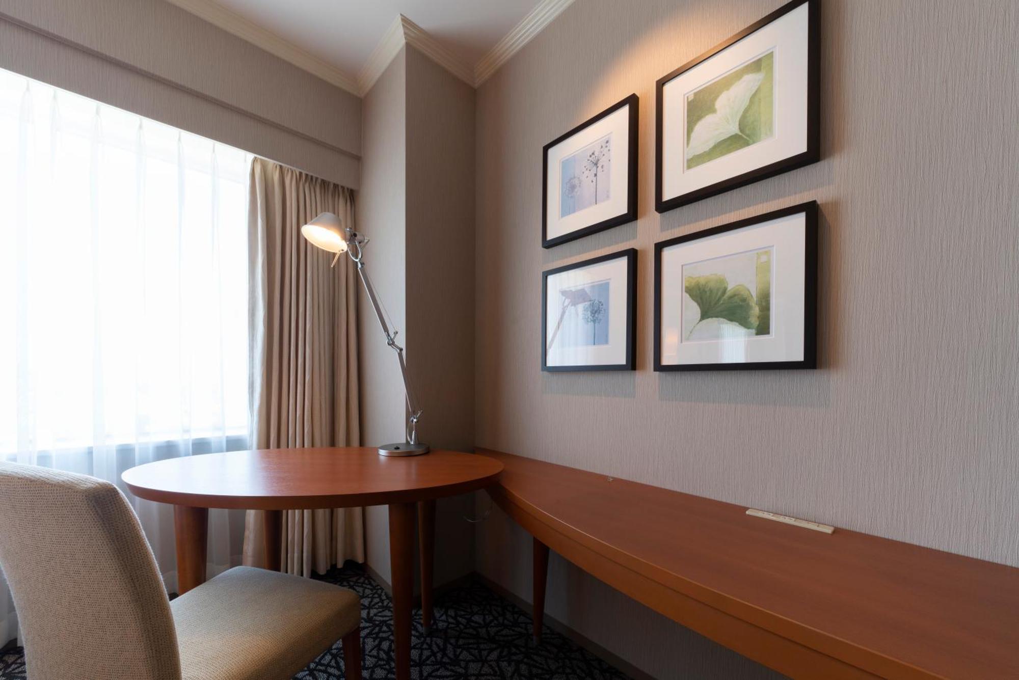 Hotel Associa Toyohashi Exterior foto A work desk in a hotel room