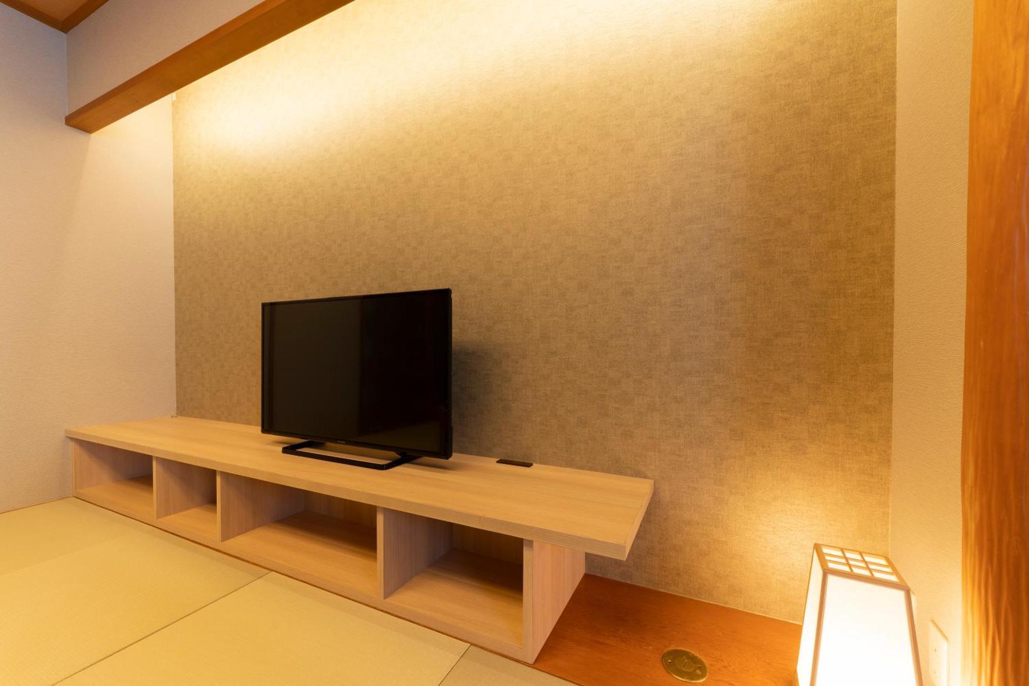 Hotel Associa Toyohashi Exterior foto A television in a Japanese hotel room